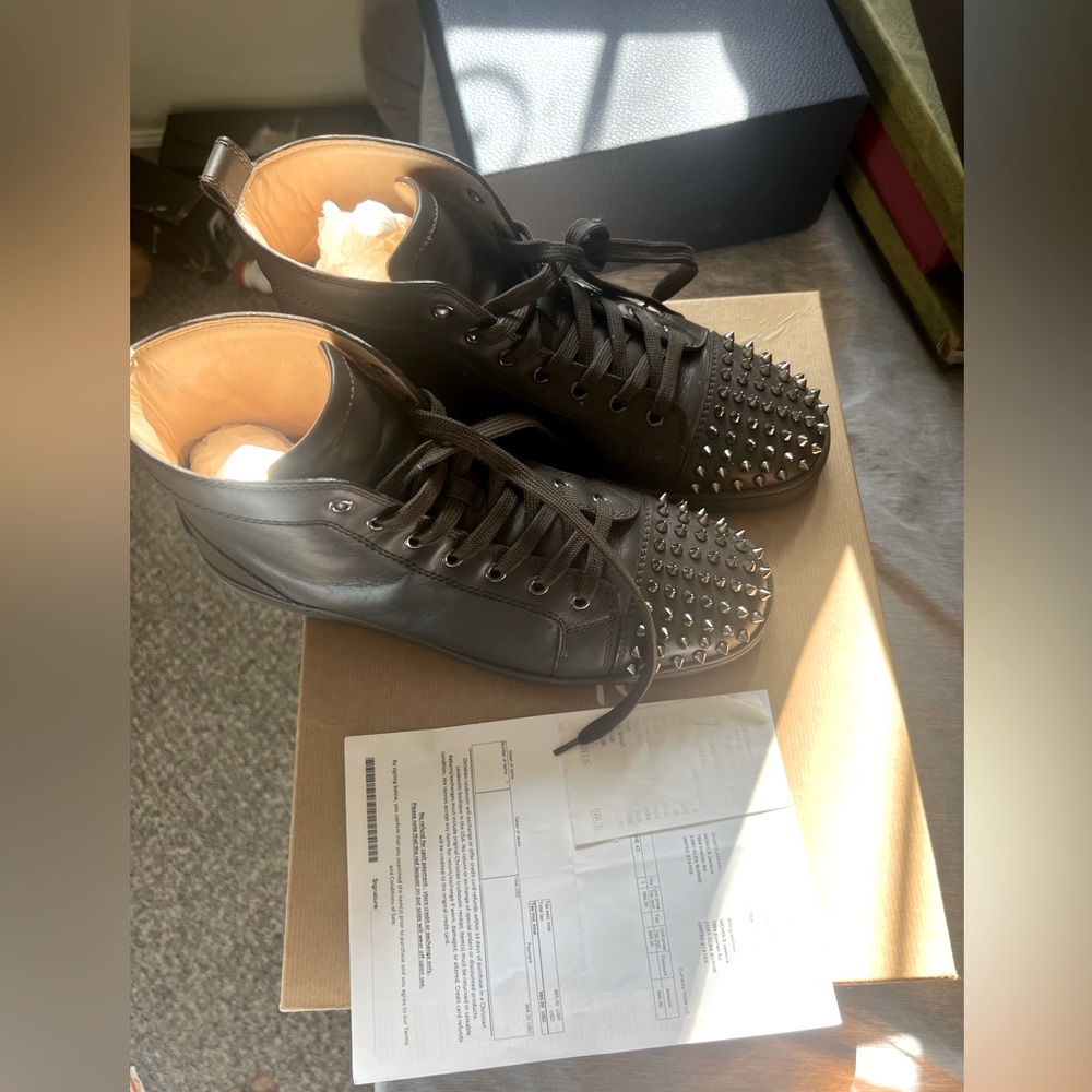 Authentic Christian Louboutin Lou spikes flat calf C260 Roche